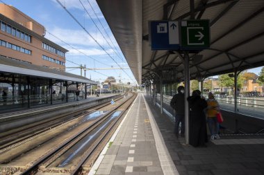 Hilversum 'daki Platform Tren İstasyonu Hollanda 22-10-2020