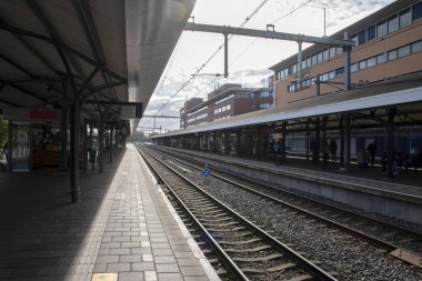 Hilversum 'daki Platform Tren İstasyonu Hollanda 22-10-2020