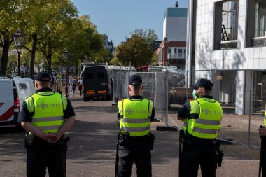 Hollanda 7-9-2020 tarihlerinde Stopera Meydanı 'ndaki Stopera İsyanı sırasında Stopera Binası polis tarafından ablukaya alındı.