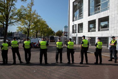 Hollanda 7-9-2020 tarihlerinde Stopera Meydanı 'ndaki Stopera İsyanı sırasında Stopera Binası polis tarafından ablukaya alındı.