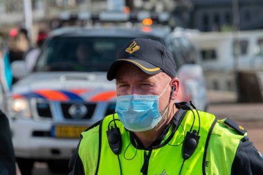 Amsterdam 'daki Blauwebrug Köprüsü' ndeki ayaklanma sırasında ağzı kapalı polis memuru 20-7-2020