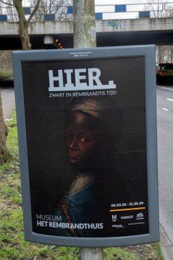 Amsterdam 'daki yeni Rembrandthuis sergisiyle ilgili afiş. Hollanda 2020.