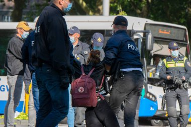 İsyan Göstericisi Amsterdam 'da Polis tarafından Tutuklandı Hollanda 21-9-2020 (