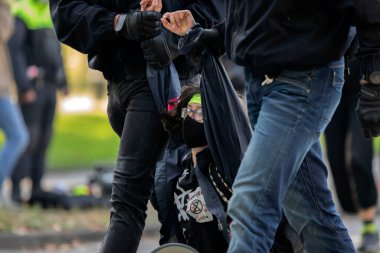İsyan Göstericisi Amsterdam 'da Polis tarafından Tutuklandı Hollanda 21-9-2020