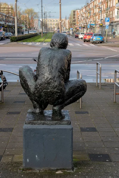 Статуя Hurkende Jongen Амстердамі 2020 — стокове фото