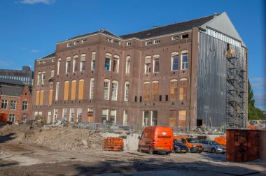Hollanda, Middenlaan Caddesi, Amsterdam 'daki bir binayı yıkıyor.
