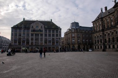 Amsterdam 'daki Madam Tussaud Binası' nın Baraj Meydanı 'ndan Görünüm 2020