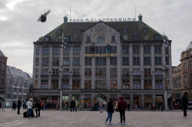 Amsterdam 'daki Madam Tussaud Binası' nın Baraj Meydanı 'ndan Görünüm 2020