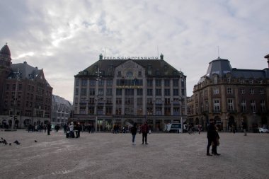 Amsterdam 'daki Madam Tussaud Binası' nın Baraj Meydanı 'ndan Görünüm 2020
