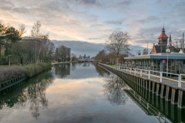 Diemen 'deki Diemerbrug Köprüsü' nden 2018 Akşamında Hollanda