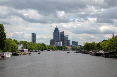 Amsterdam Bulutlu Amstel Nehri 'nde Görünüm Hollanda 2019
