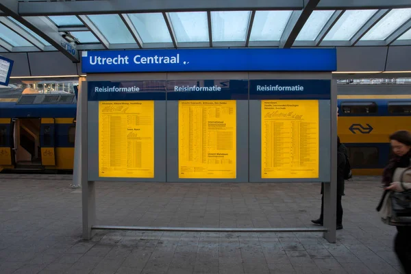 Tidtabell Billboard Station Utrecht Central Utrecht Nederländerna 2019 — Stockfoto
