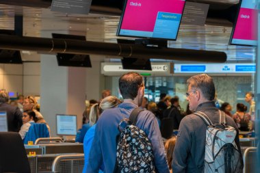 Schiphol Havaalanında sırada bekliyor. Hollanda 2019.