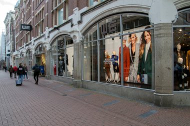 Amsterdam 'daki Kalverstraat' tan alışveriş yapıyoruz Hollanda 2018