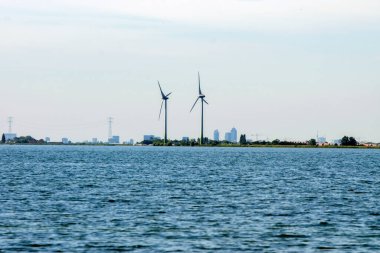 Marken 'de Güneş Işıklı Yel Değirmenleri 6-8-2020