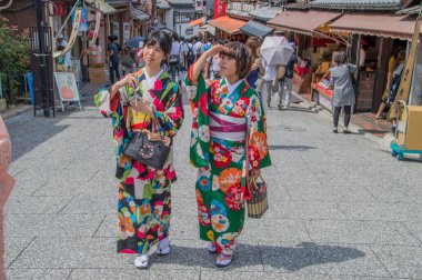 Kyoto Japonya 'daki Kiyomizudera Tapınağı civarındaki Kimono' daki Japon Kadınları 2015