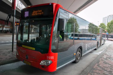 Otobüs 300 Amsterdam 'daki Bijlmer Otobüs İstasyonu Hollanda 2019