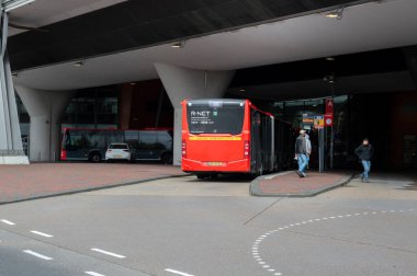 Otobüs 300 Amsterdam 'daki Bijlmer Otobüs İstasyonu Hollanda 2019