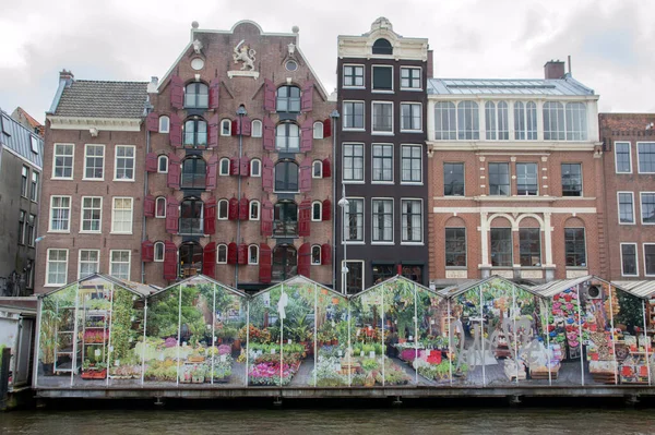 アムステルダムの花市場で運河の家 オランダ2019 — ストック写真