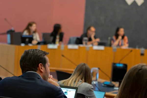 Belediye Danışmanı Laurens Ivens ve başkanı LA Rose, Amsterdam Raadszaal Belediye Sarayı 'nda Hollanda 2019 Halka Açık