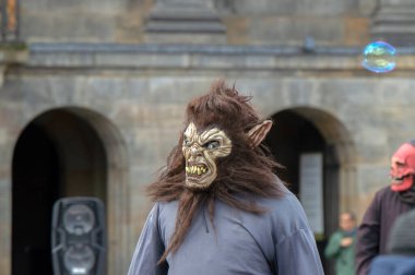 Hollanda, Amsterdam Baraj Meydanı 'nda yaşayan bir kurt adam heykeli.