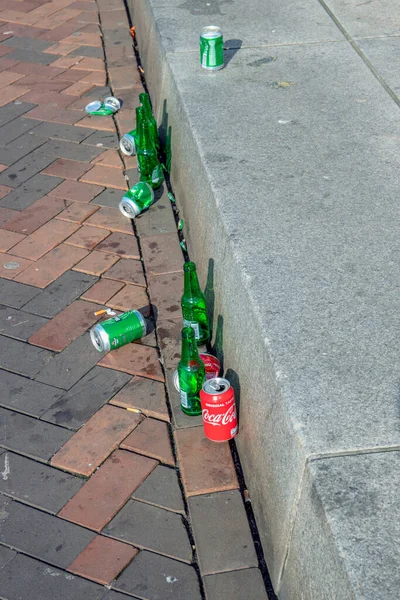 Garrafas Cerveja Heineken Deixadas Rua Amsterdã Holanda 2019 — Fotografia de Stock