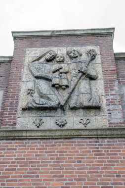 Betondorp Amsterdam 'daki Kutsanmış Üçlemeci Kilisesi Kilisesi' nin süsleri. Hollanda 2019.