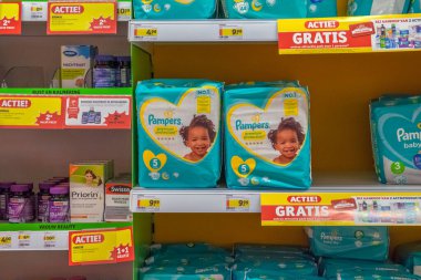 Amsterdam 'daki Kruidvat mağazasında bez satmak Hollanda 2018