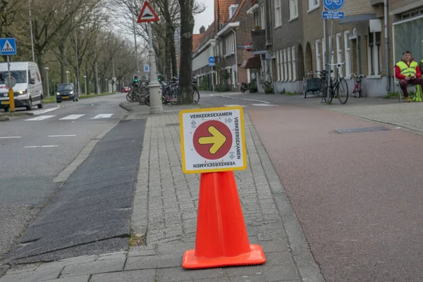 アムステルダムの学校の子供たちのための自転車交通試験にサインするオランダ2019アムステルダムの学校の子供たちのための自転車交通試験にサインするオランダ2019 — ストック写真