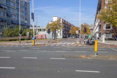Waalstraat Caddesi 'nden ve Amsterdam' daki Kennedy Sokağı 'ndan geçen cadde. Hollanda 2018.