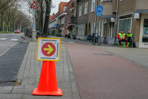 アムステルダムの学校の子供たちのための自転車交通試験にサインするオランダ2019 — ストック写真