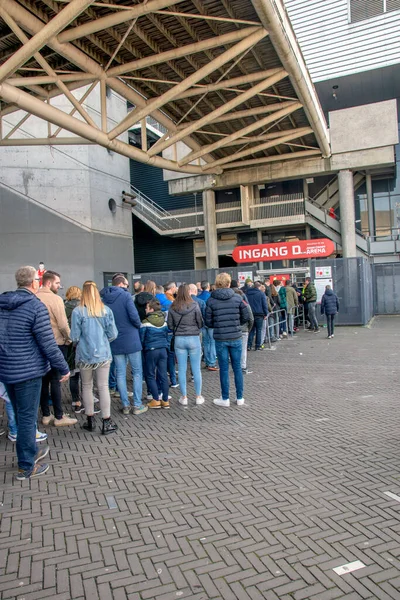 Amsterdam 'daki Johan Cruijff Arena' nın D girişinde sırada bekliyor. Hollanda 2019.