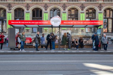 Anneler Günü Amsterdam 'da Tramvay ve Otobüs Durağı Hollanda 2019