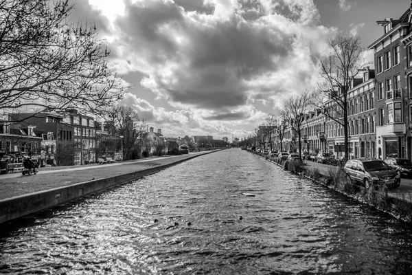 荷兰阿姆斯特丹的横贯运河2019年 黑白相间 — 图库照片