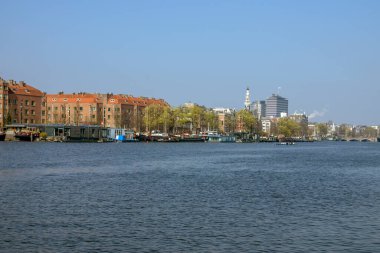 Amsterdam 'daki Amstel Nehri boyundaki Evler Hollanda 29-3-2019