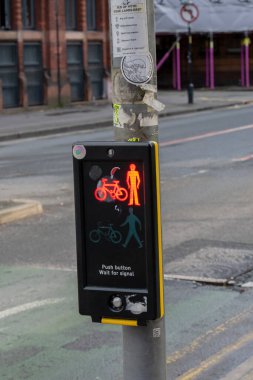 Manchester İngiltere 'de trafik lambasında düğmeye bas. 8-12-2019