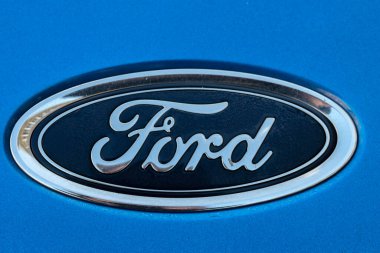Hollanda 5-12-2020 'de Amsterdam' da bir arabanın üzerindeki Ford logosunu kapatın.