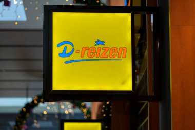 Diemen 'deki alışveriş merkezindeki reklam panosu D-Reizen Hollanda 1-12-2020