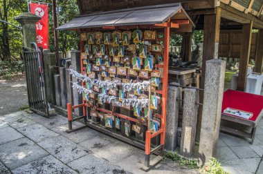 Kyoto İmparatorluk Parkı 'ndaki Shirakumo-jinja türbesinden Ema 2015