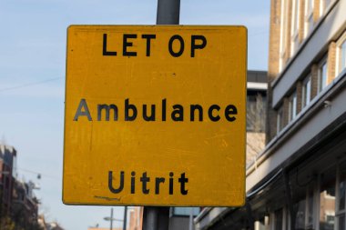 Hollanda 16-12-2020 Amsterdam OLVG Hastanesi 'ndeki Genel Uyarı Levhası Dikkat Ambulansı Çıkıyor