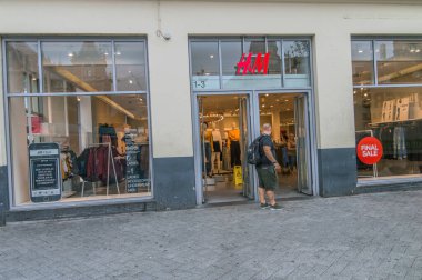 Hollanda 2018, Amsterdam 'daki Leidseplein Meydanı' nda H & M mağazası
