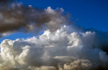 Gökyüzündeki kara bulutlar