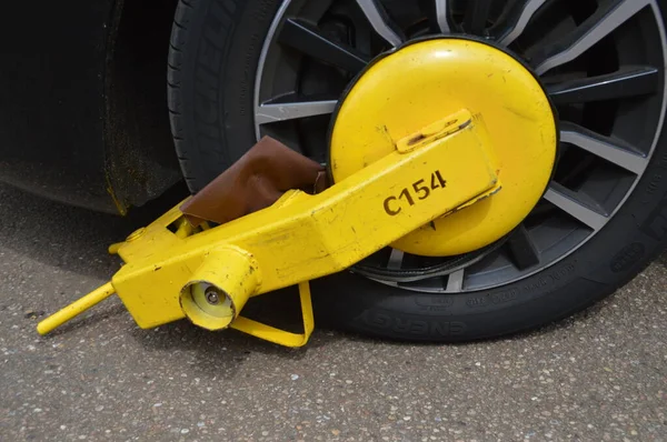 Hollanda 2017 'de Amsterdam' da bir tekerlek kıskacının Kapanışı