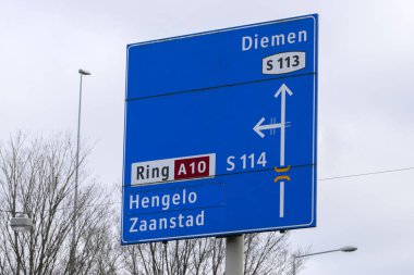 Amsterdam Middenweg Caddesi 'nin Yön Tabelası Hollanda 1-12-2020