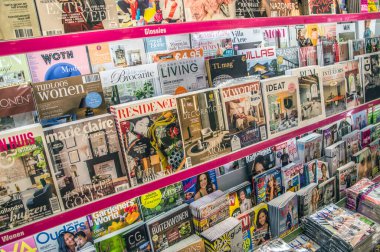 Hollanda 2018 'de Amsterdam' da Bir Dükkanda Dergiler