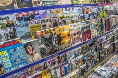 Hollanda 2018 'de Amsterdam' da Bir Dükkanda Dergiler