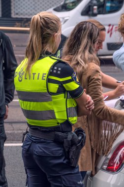Polis kadın, kazada yardımcı oluyor. Hollanda 2018 Amsterdam 'da Kağıtları Doldurmak
