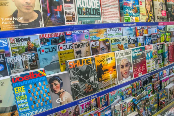 Hollanda 2018 'de Amsterdam' da Bir Dükkanda Dergiler