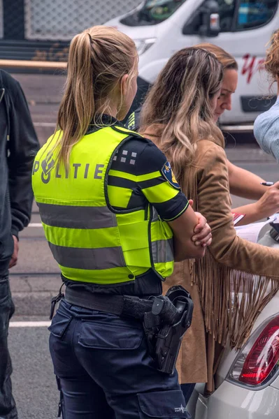 Police Woman Assisting Accident Filling Papers Amsterdam Netherlands 2018 — стокове фото