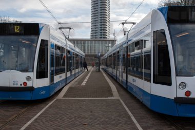 Amsterdam 'daki Amstel İstasyonunda İki Tramvay Hollanda 2-1-2021